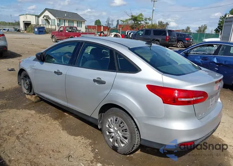 2018 Ford Focus S z USA, uszkodzony, nr VIN 1FADP3E28JL209534